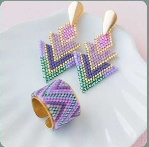 Aretes y anillo Miyuki en tonos lila y verde