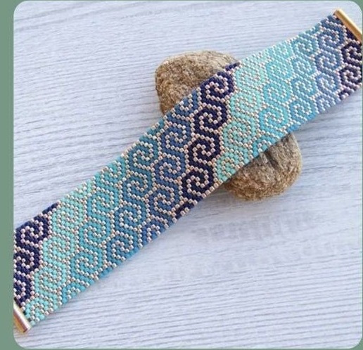 Pulsera Miyuki con patrón de olas en azules