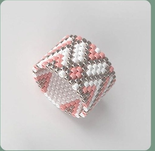 Anillo Miyuki tejido en rosa, blanco y plateado