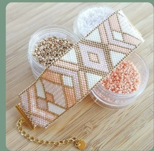 Pulsera Miyuki en tonos durazno junto a cuentas delica
